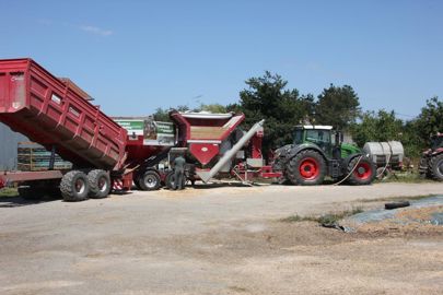 
						Le traitement des céréales produites sur l’exploitation peut être effectué par un prestataire, afin de constituer un aliment adapté à la ration du troupeau.
							© Denis Lehé
